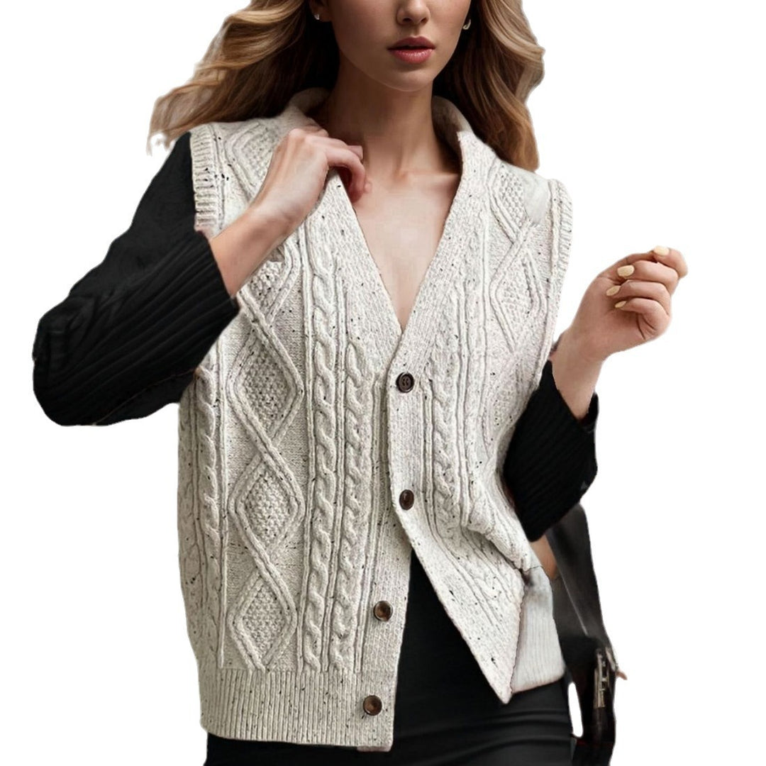 Damen Strickweste mit kunstvollem Zopfmuster und Knopfdetails R&B
