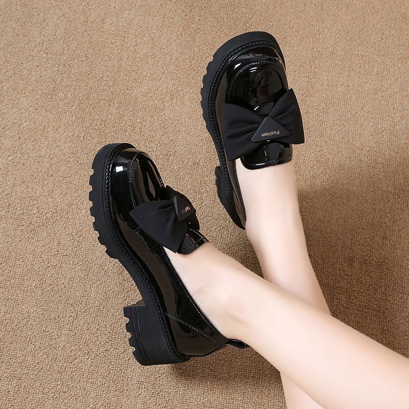 Damen modische Lack-Schuhe mit dekorativem Schleifenakzent und rutschfester Sohle R&B
