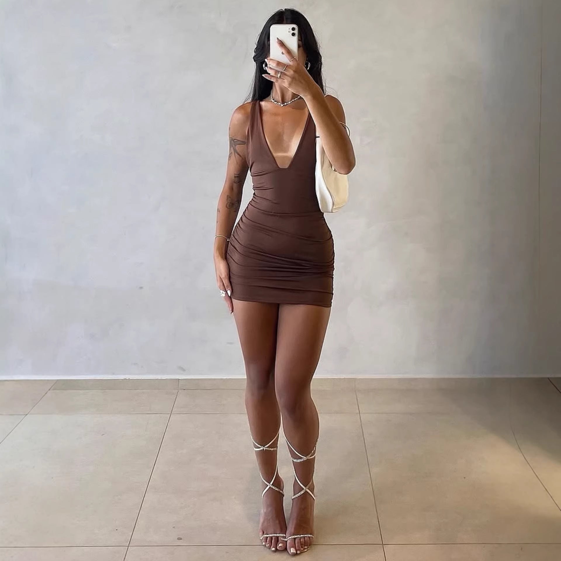 Damen figurbetontes Minikleid mit tiefem V-Ausschnitt und Raffung R&B