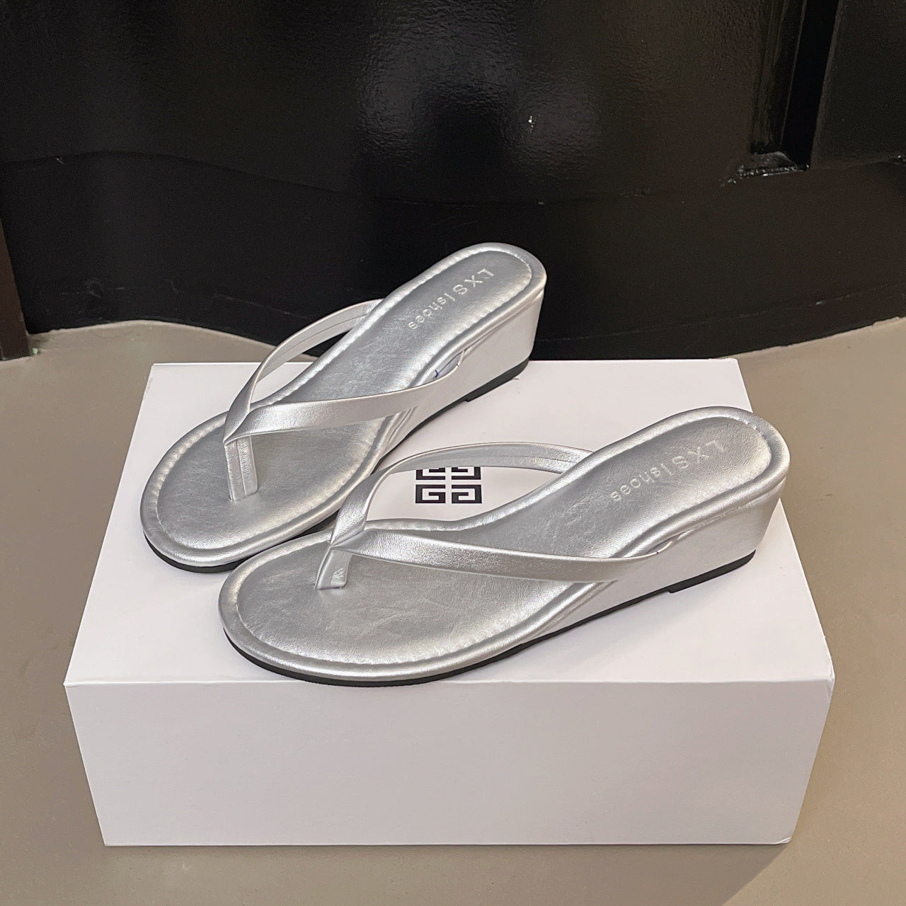 Damen eleganter Wedgesandalen mit schimmerndem Design EB