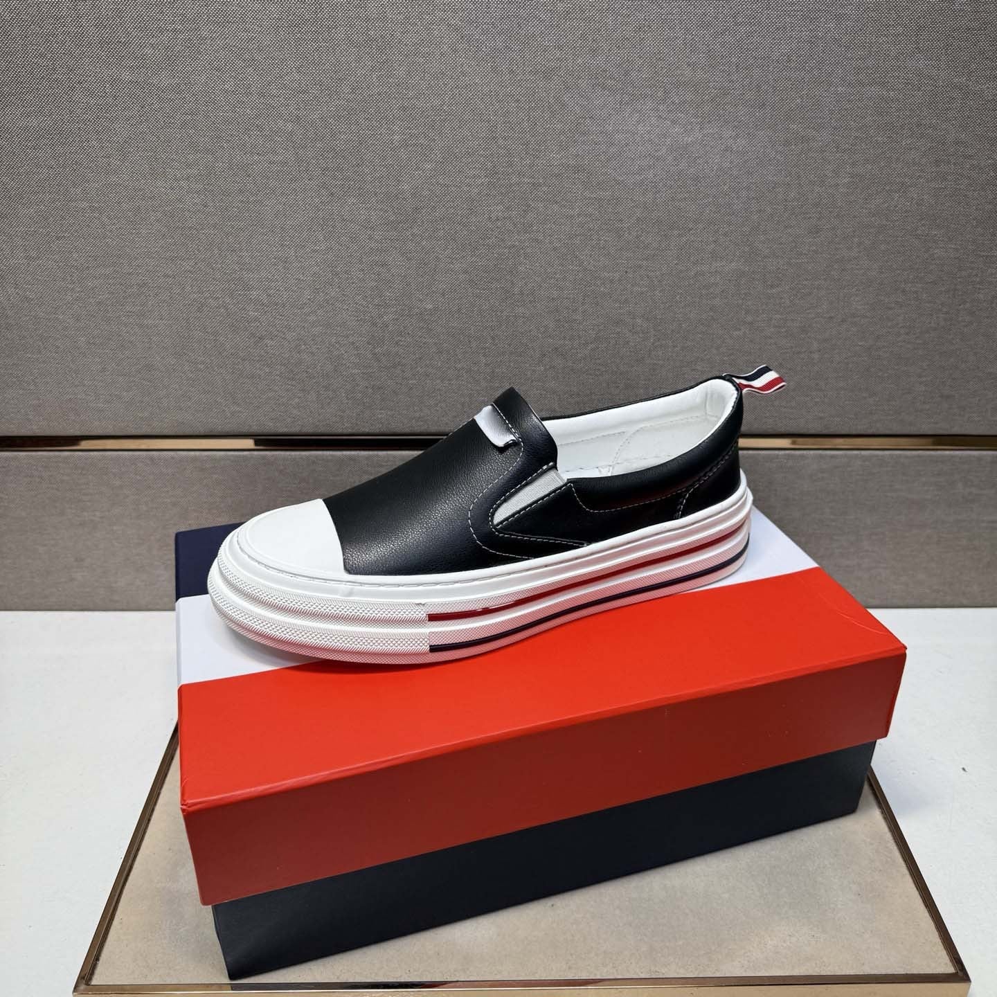 Damen Komfortable Slip-On Sneakers mit modischem Design und raffiniertem Sohlenprofil R&B