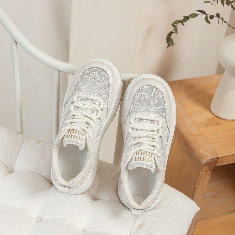 Damen Sneakers mit filigranem Blumenmotiv und gepolsterter Sohle R&B