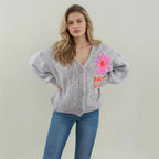 Damen gemütlicher Strickcardigan mit floralem Design und modernen Knopfdetails R&B