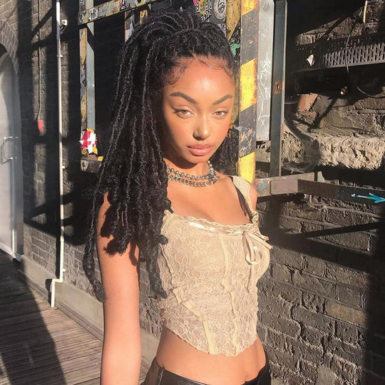 Damen Spitzen-Crop-Top mit dekorativen Bändern und feinen Details R&B