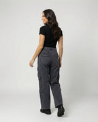 Damen weite Cargohose im Utility-Stil mit überlappenden Klappentaschen und markanter Nahtstruktur R&B