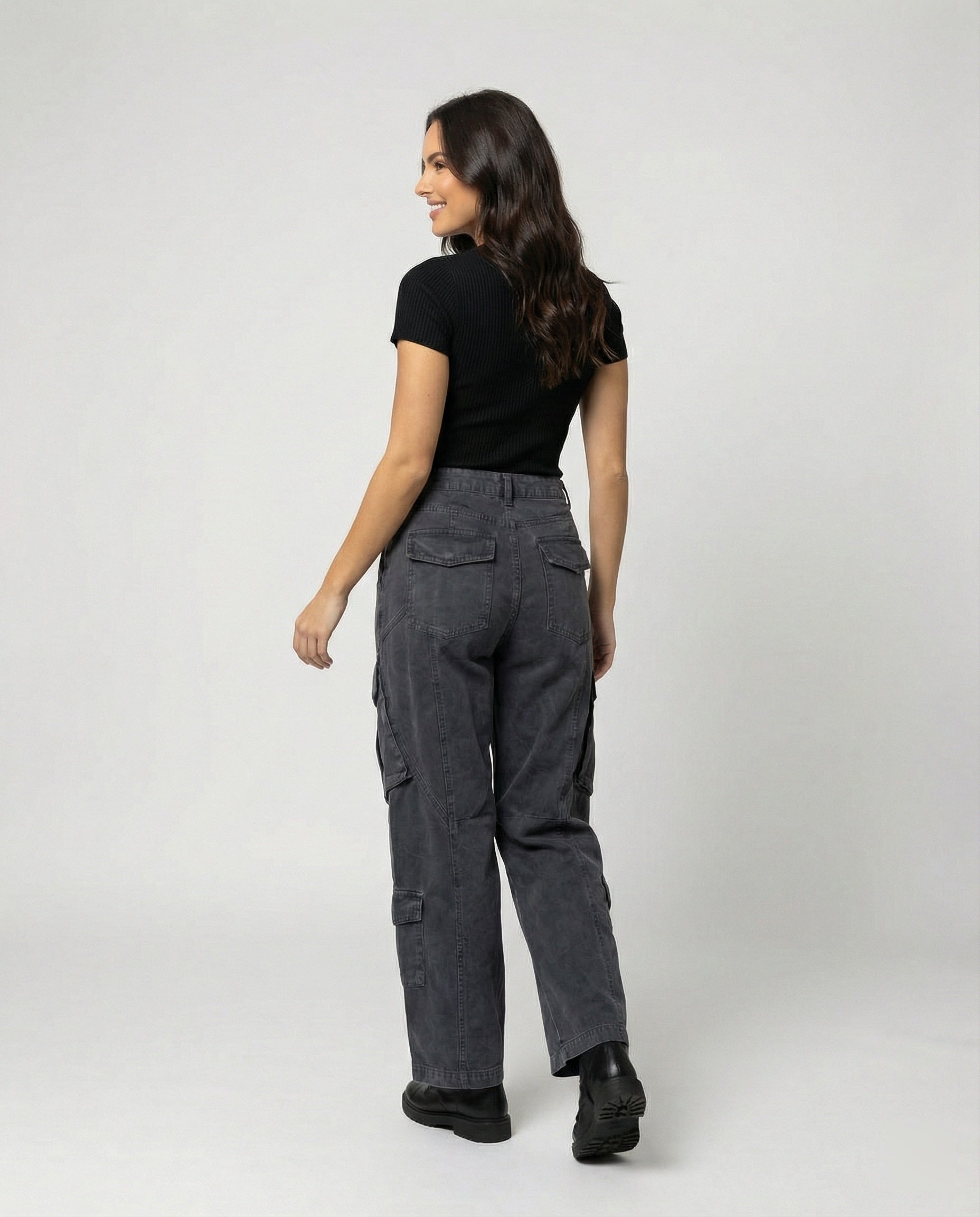 Damen weite Cargohose im Utility-Stil mit überlappenden Klappentaschen und markanter Nahtstruktur R&B