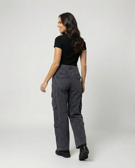 Damen weite Cargohose im Utility-Stil mit überlappenden Klappentaschen und markanter Nahtstruktur R&B