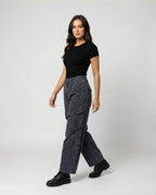 Damen weite Cargohose im Utility-Stil mit überlappenden Klappentaschen und markanter Nahtstruktur R&B