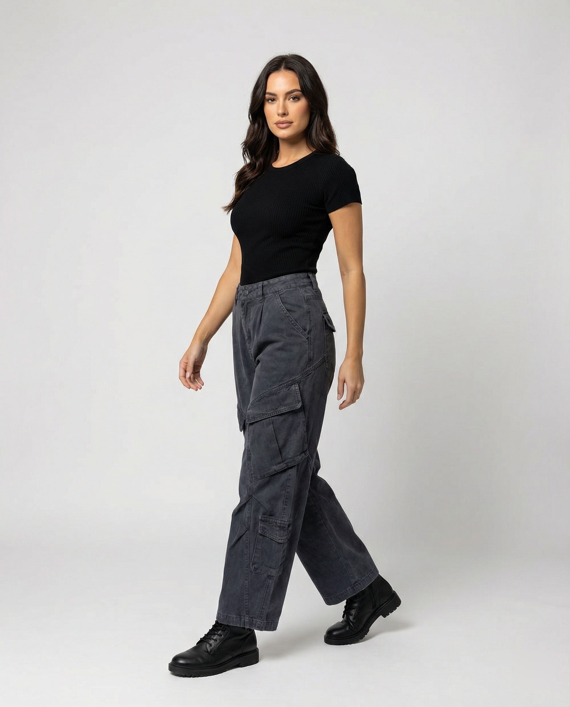 Damen weite Cargohose im Utility-Stil mit überlappenden Klappentaschen und markanter Nahtstruktur R&B
