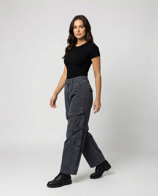 Damen weite Cargohose im Utility-Stil mit überlappenden Klappentaschen und markanter Nahtstruktur R&B