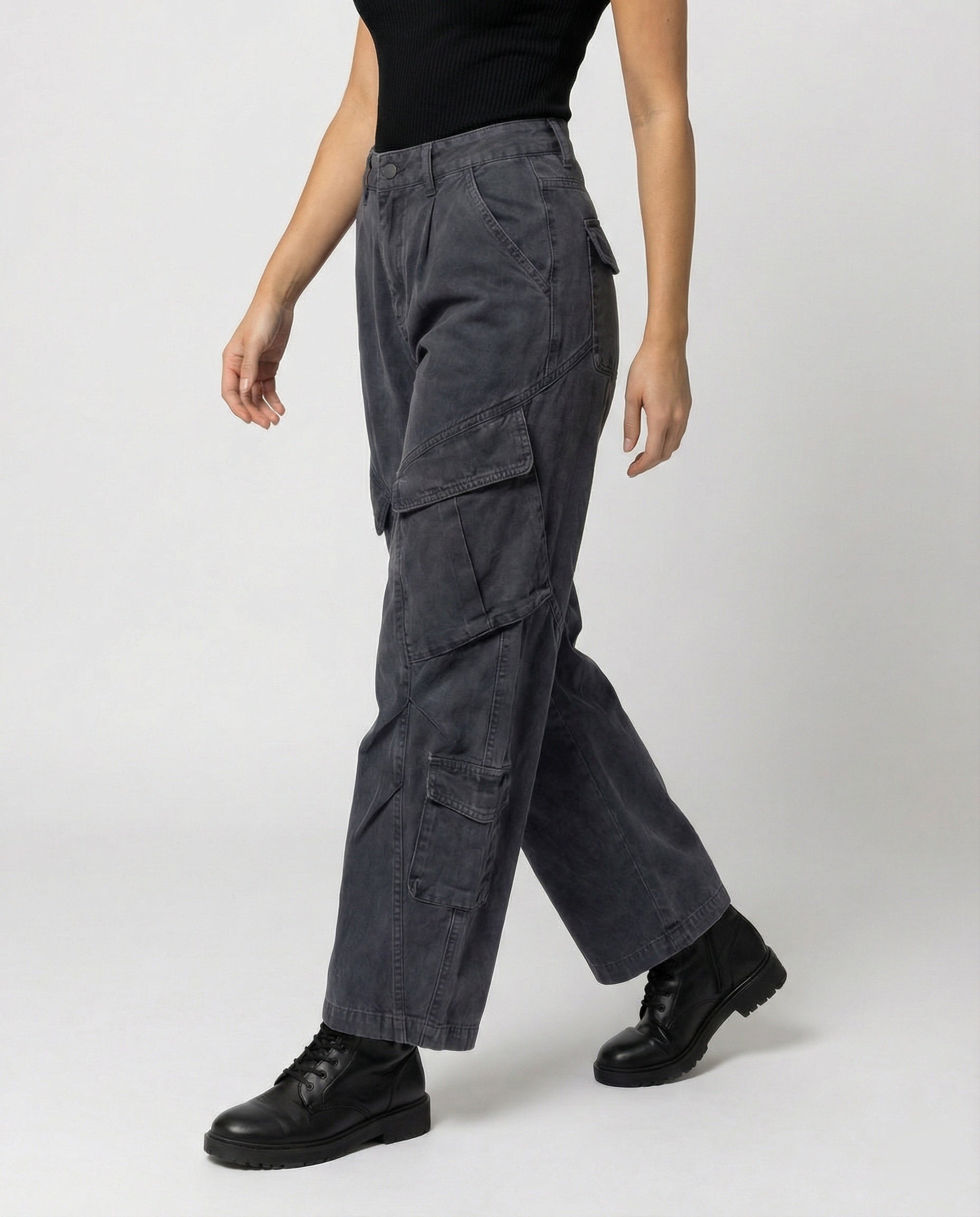 Damen weite Cargohose im Utility-Stil mit überlappenden Klappentaschen und markanter Nahtstruktur R&B