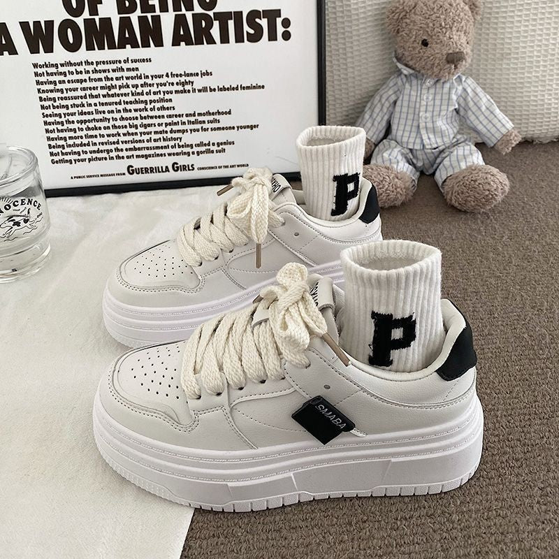 Damen Sneakers mit dicker Laufsohle und modischen Details