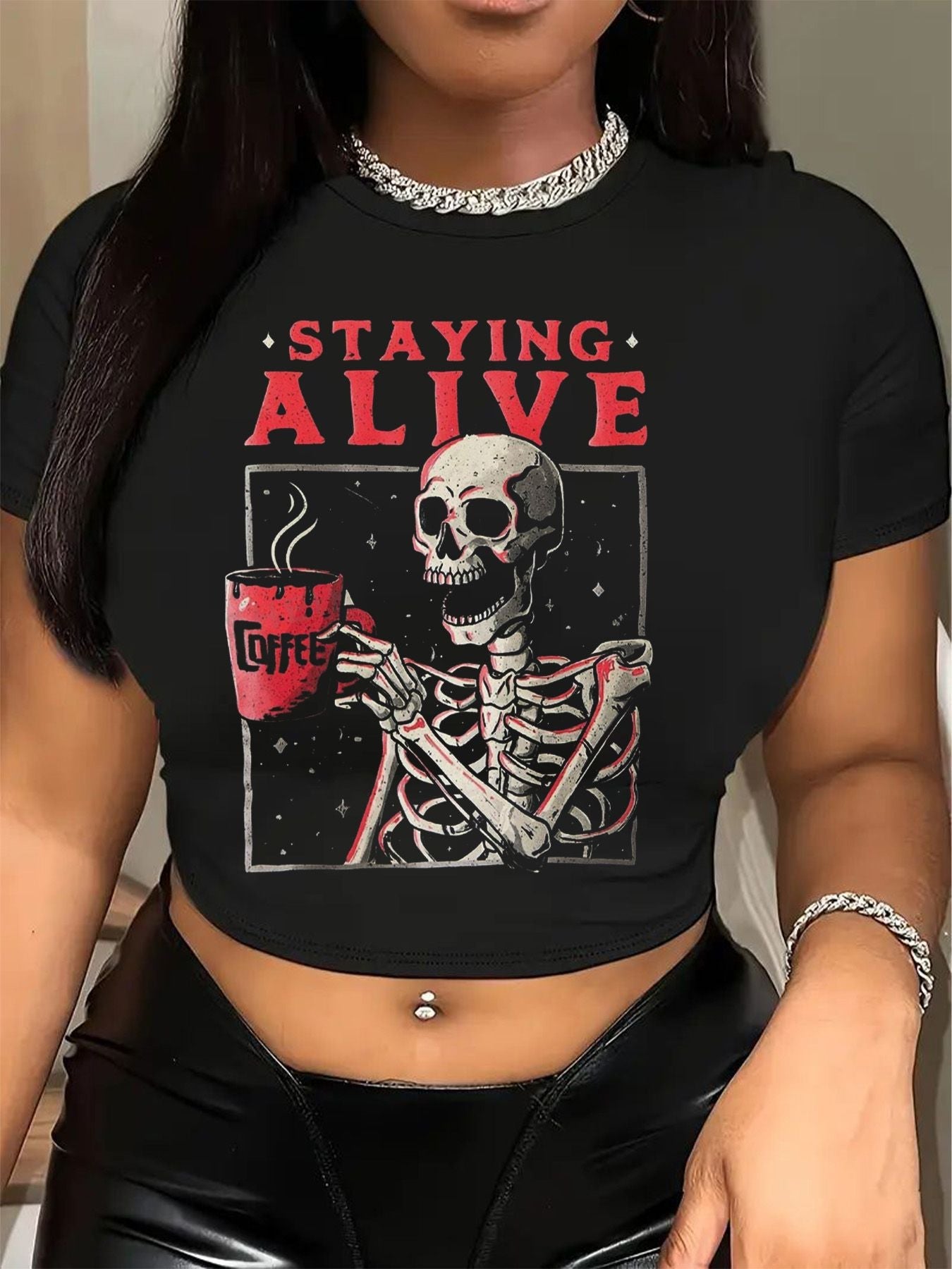 Damen Crop-T-Shirt mit kreativem Skelettdesign und inspirierendem Schriftzug R&B