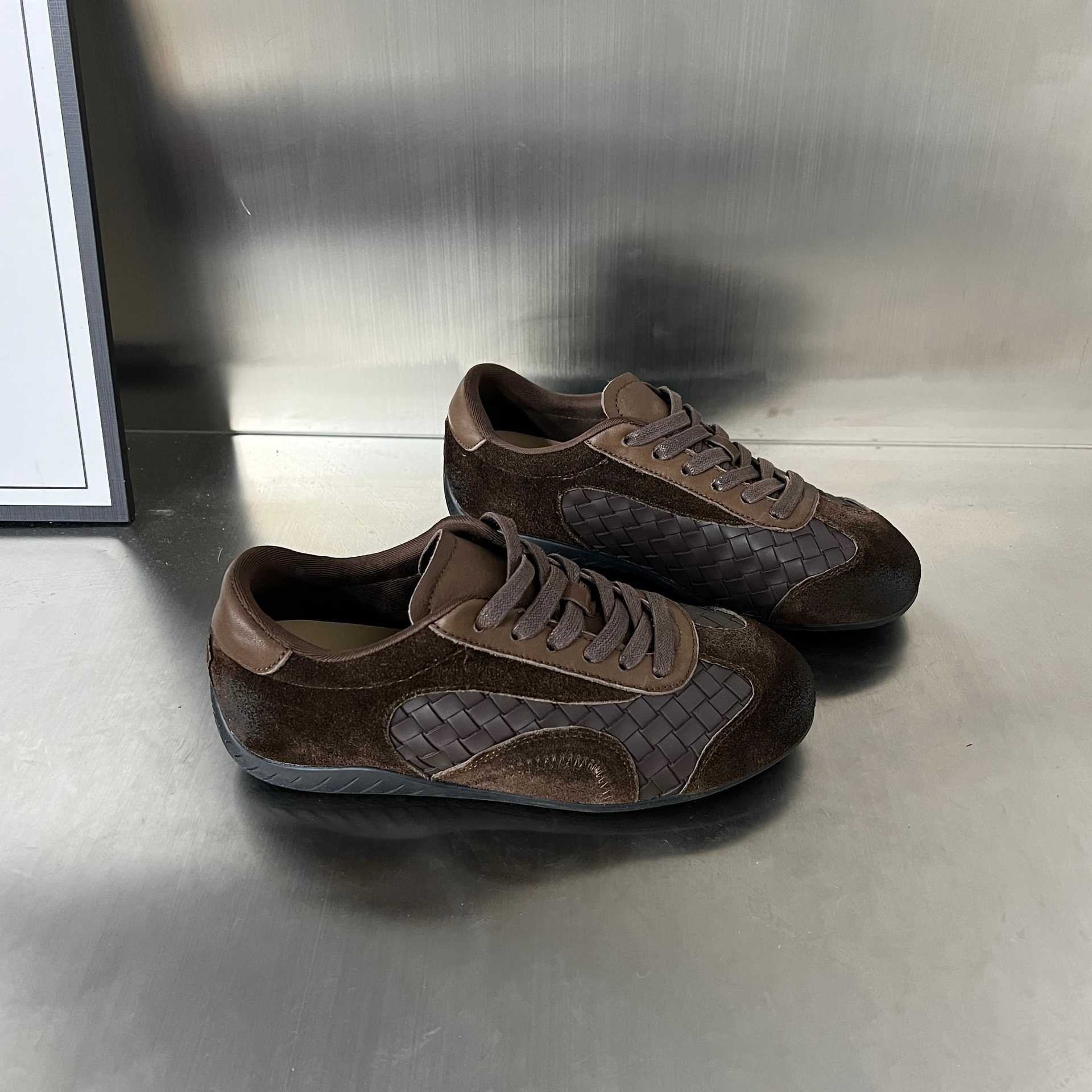 Damen Sportliche Sneaker mit exklusivem Veloursleder und modernem Flechtdesign R&B