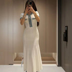 Damen Elegantes, figurbetontes Maxikleid mit modernen Knopfdetails und seitlichem Schlitz R&B