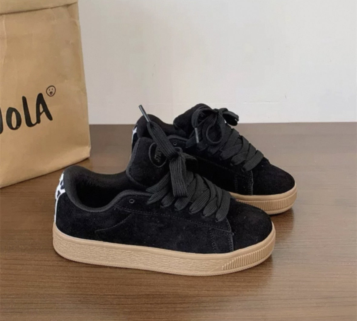 Damen Sneaker aus weichem Wildleder mit rutschfester Sohle