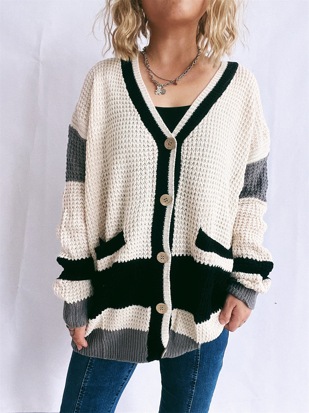 Damen Strickjacke mit modernen Streifenmustern und praktischen Taschen R&B