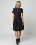 Schwarzes Maxikleid mit Rundhalsausschnitt und tailliertem Schnitt für den Sommer