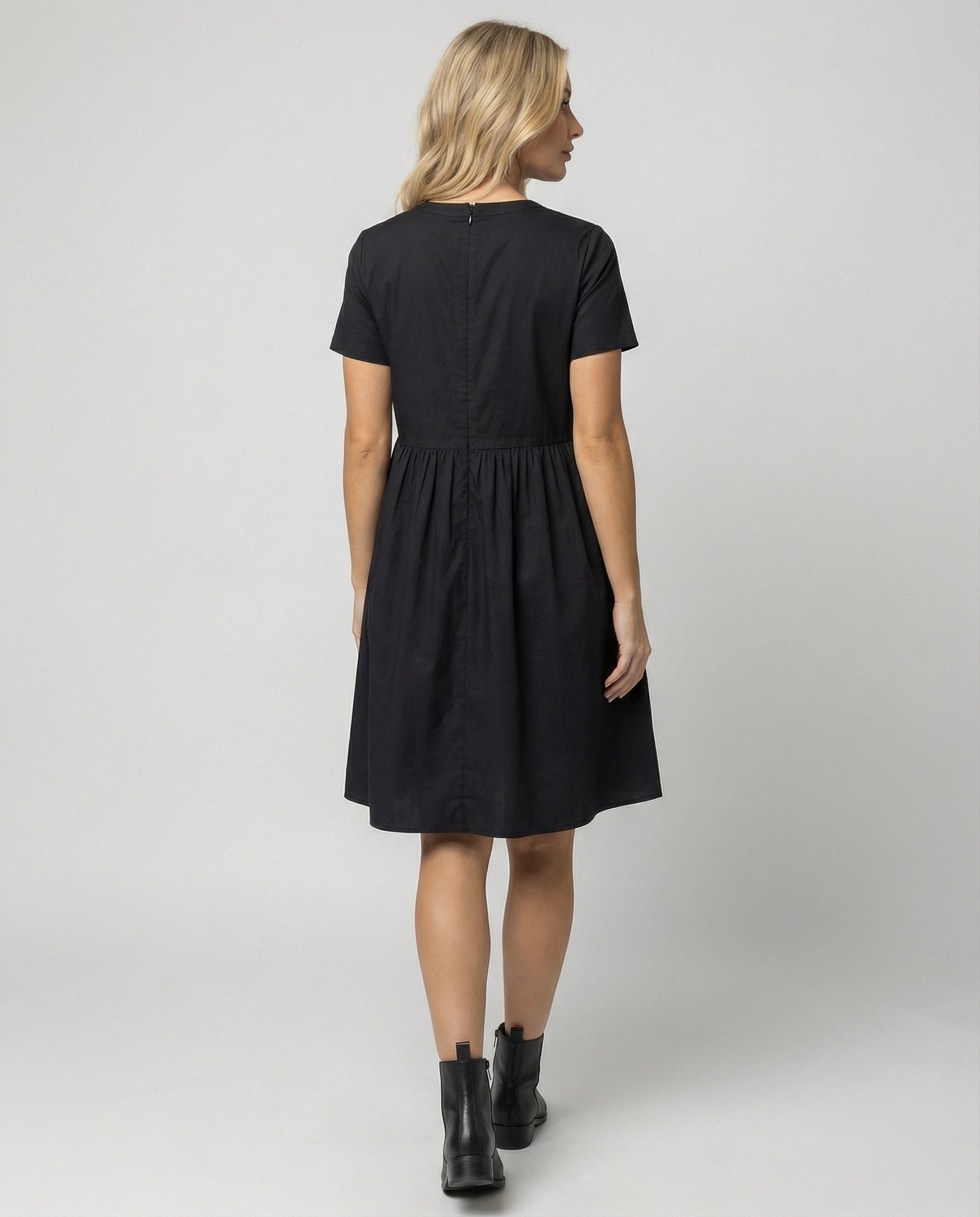 Schwarzes Maxikleid mit Rundhalsausschnitt und tailliertem Schnitt für den Sommer