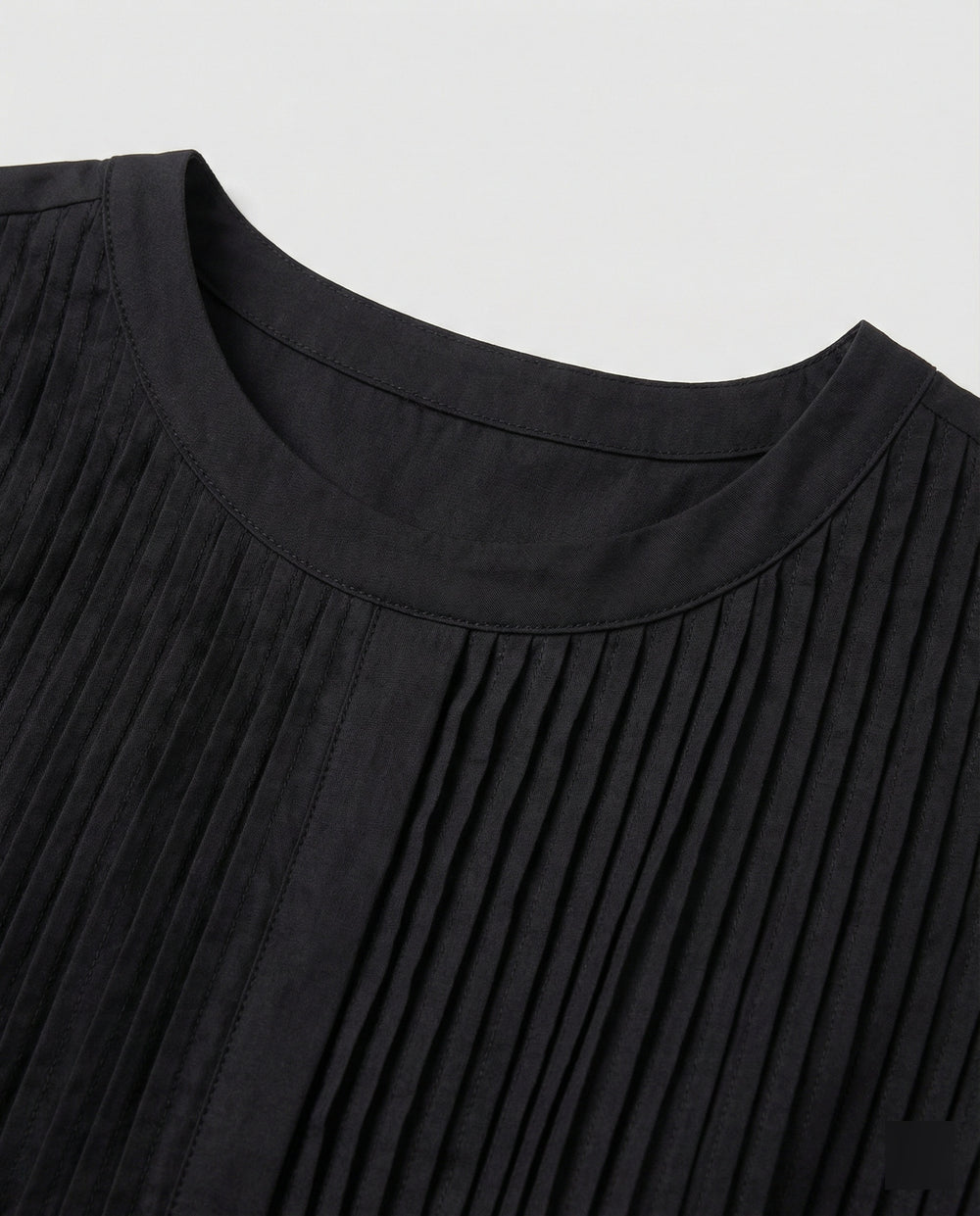 Schwarzes Maxikleid mit Rundhalsausschnitt und tailliertem Schnitt für den Sommer