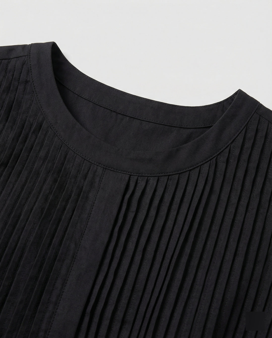 Schwarzes Maxikleid mit Rundhalsausschnitt und tailliertem Schnitt für den Sommer