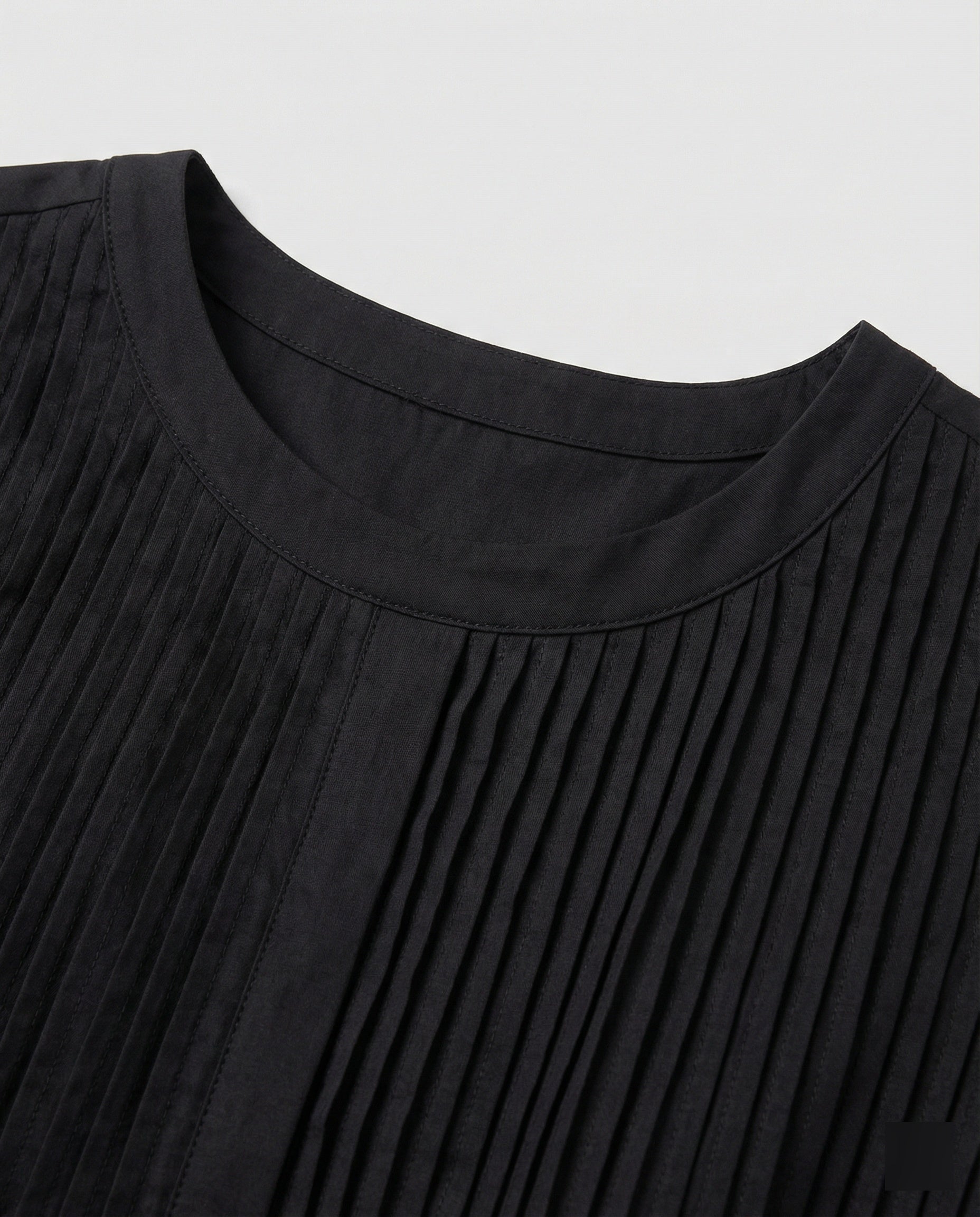 Schwarzes Maxikleid mit Rundhalsausschnitt und tailliertem Schnitt für den Sommer