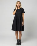 Schwarzes Maxikleid mit Rundhalsausschnitt und tailliertem Schnitt für den Sommer