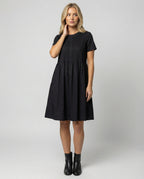 Schwarzes Maxikleid mit Rundhalsausschnitt und tailliertem Schnitt für den Sommer