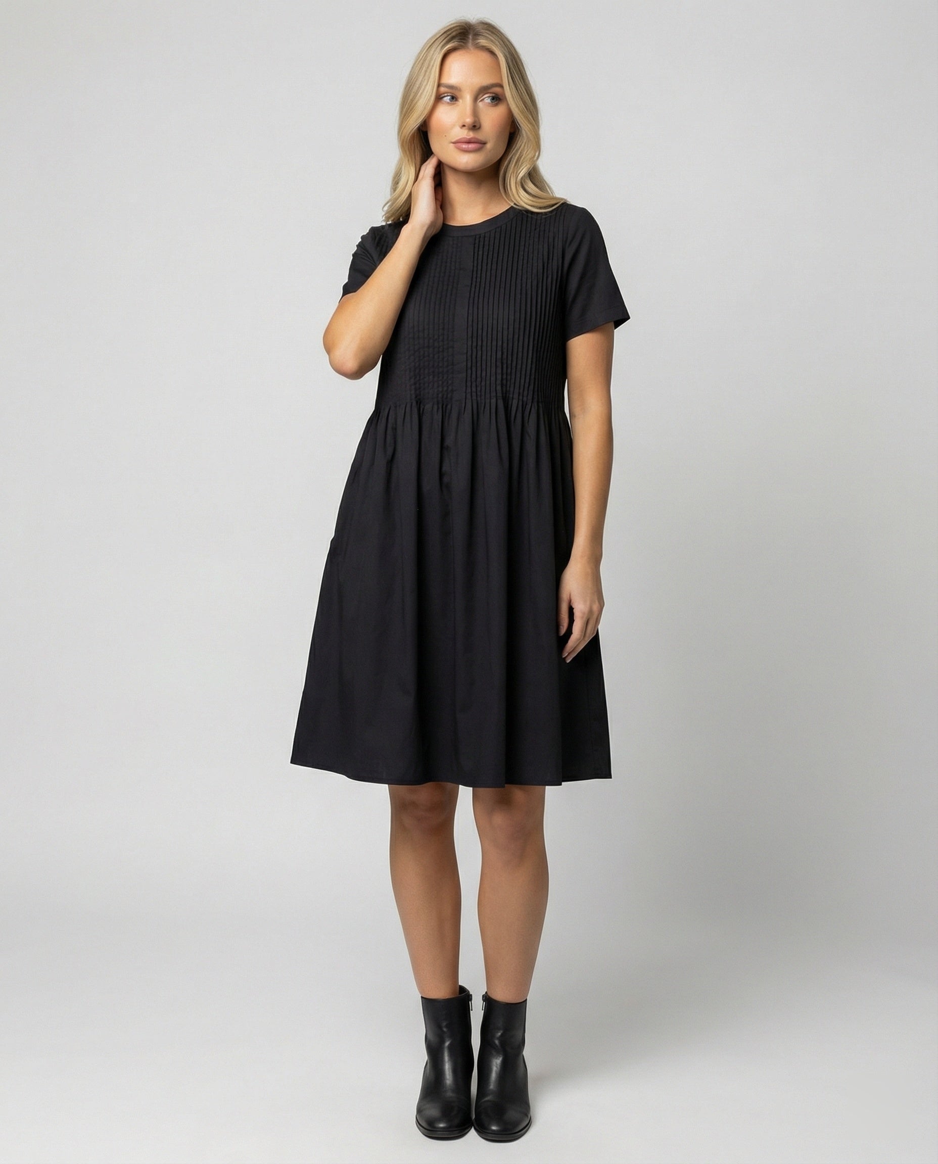 Schwarzes Maxikleid mit Rundhalsausschnitt und tailliertem Schnitt für den Sommer