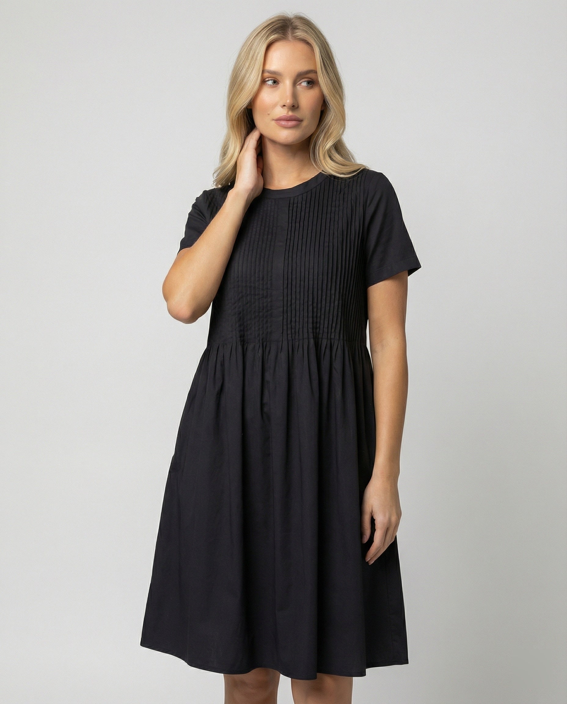 Schwarzes Maxikleid mit Rundhalsausschnitt und tailliertem Schnitt für den Sommer