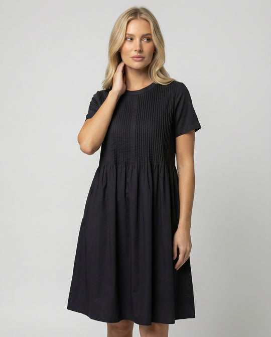 Schwarzes Maxikleid mit Rundhalsausschnitt und tailliertem Schnitt für den Sommer
