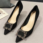 Damen stilvolle Pumps mit funkelndem Broschendetail R&B
