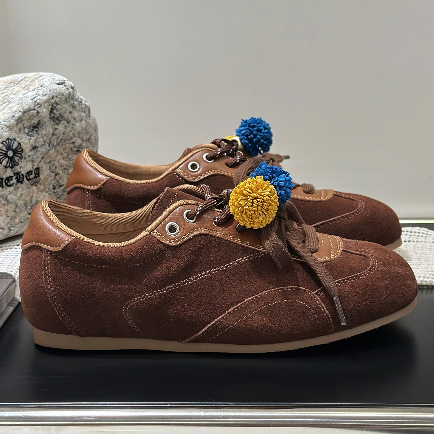 Damen Sportliche Sneaker mit dekorativen Pompons und flexiblem Schnürsystem R&B