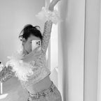 Damen Cropped Oberteil mit funkelndem Paillettenbesatz und fluffigen Ärmelbündchen R&B