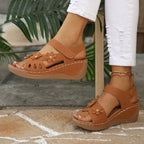 Damen Wedge-Sandalen mit dekorativen Blumenapplikationen und verstellbaren Riemen R&B