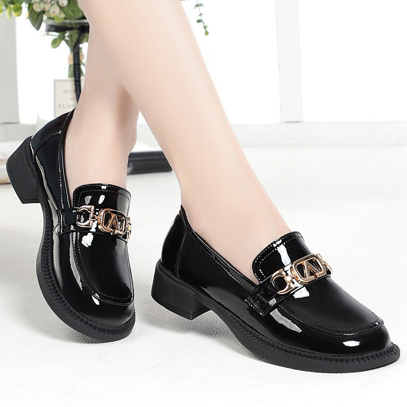 Damen Elegante Mokassins mit glänzendem Lackfinish und modischem Kettenakzent R&B