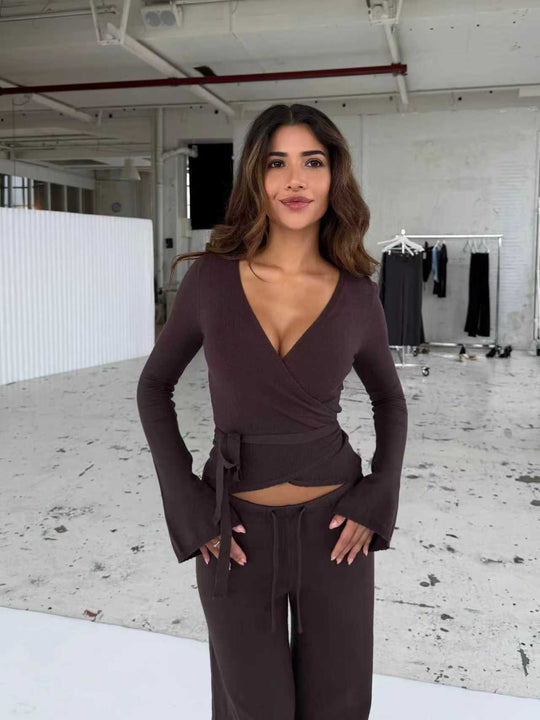 Damen nan Strick-Wickeloberteil mit Bindegürtel und Trompetenärmeln sowie taillenhoher weitgeschnittener Strickhose R&B