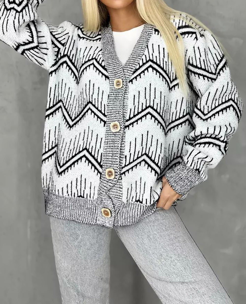 Damen Strickjacke mit modernem Chevron-Muster und erstklassigen Knopfdetails R&B