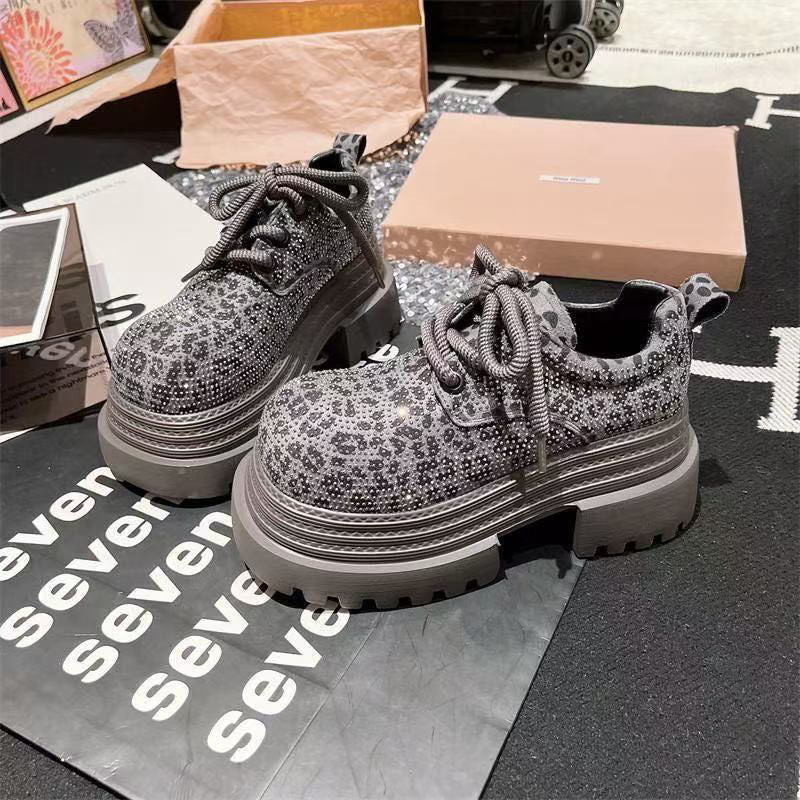 Damen Sneaker mit glitzerndem Leoparden-Design und robuster Sohle