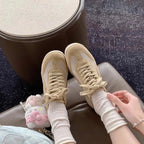 Damen Freizeitsneaker mit weichem Veloursleder und detailreicher Schnürung R&B