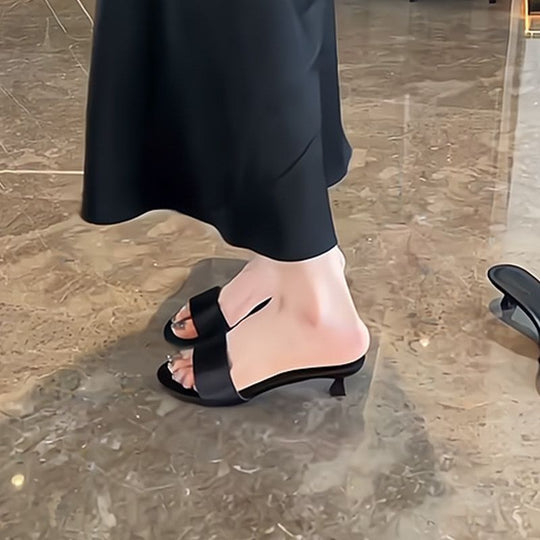 Damen flache Mules mit breiten Riemen R&B