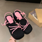 Damen Plattform-Sandalen mit verstellbarem Riemen und elegantem Metallic-Akzent