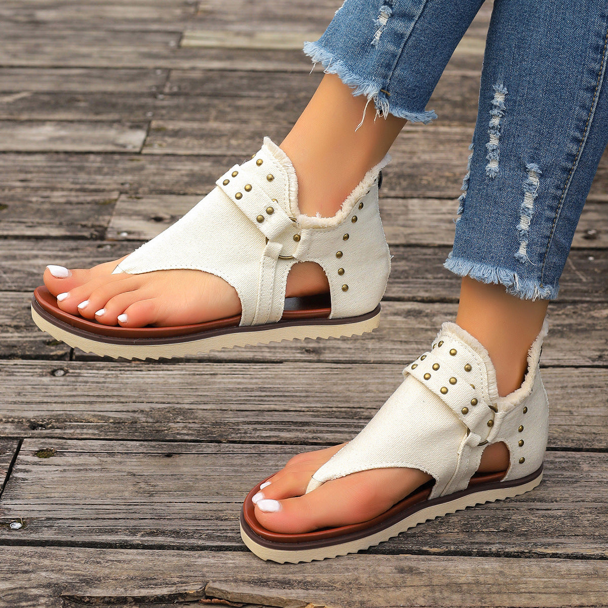 Damen modische Zehentrenner-Sandalen mit hochwertigem Kunstleder und dekorativen Nieten R&B
