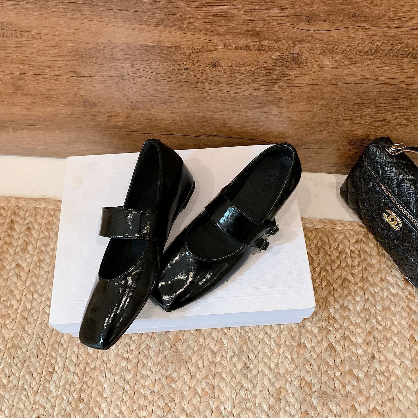 Damen Ballerina-Schuhe mit elegantem Riemenschluss und glänzender Oberfläche
