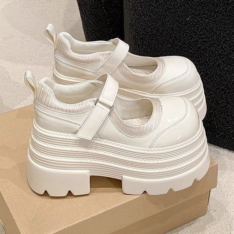 Damen Plateau-Mary-Jane Schuhe mit glänzender Oberfläche und verstellbarem Riemen R&B