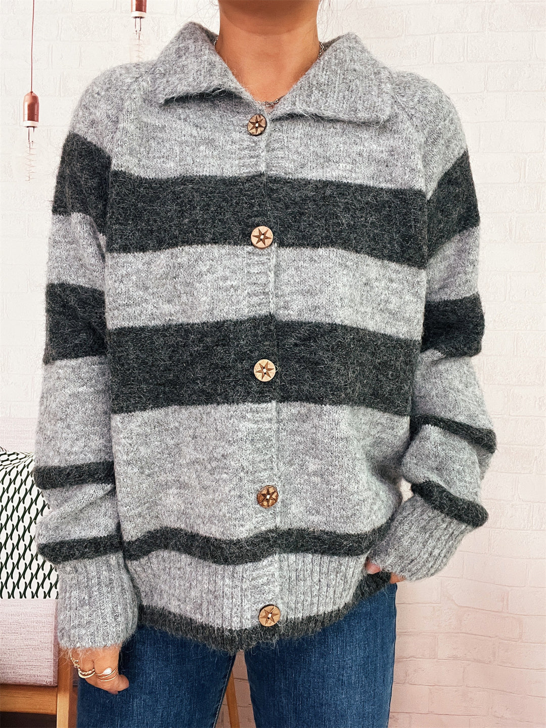 Damen gemütliche Strickjacke mit dekorativen Holzknochen und breiten Streifen R&B
