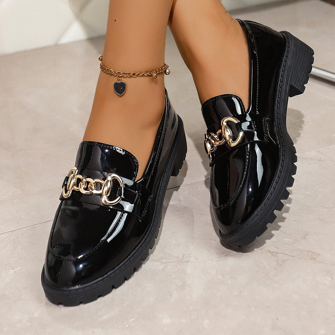 Damen modische Loafers mit glänzender Oberfläche und trendiger Kettenverzierung R&B