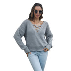 Damen Freizeit-Strickpullover mit elegantlyem V-Ausschnitt und verspielten Kreuzdetails R&B