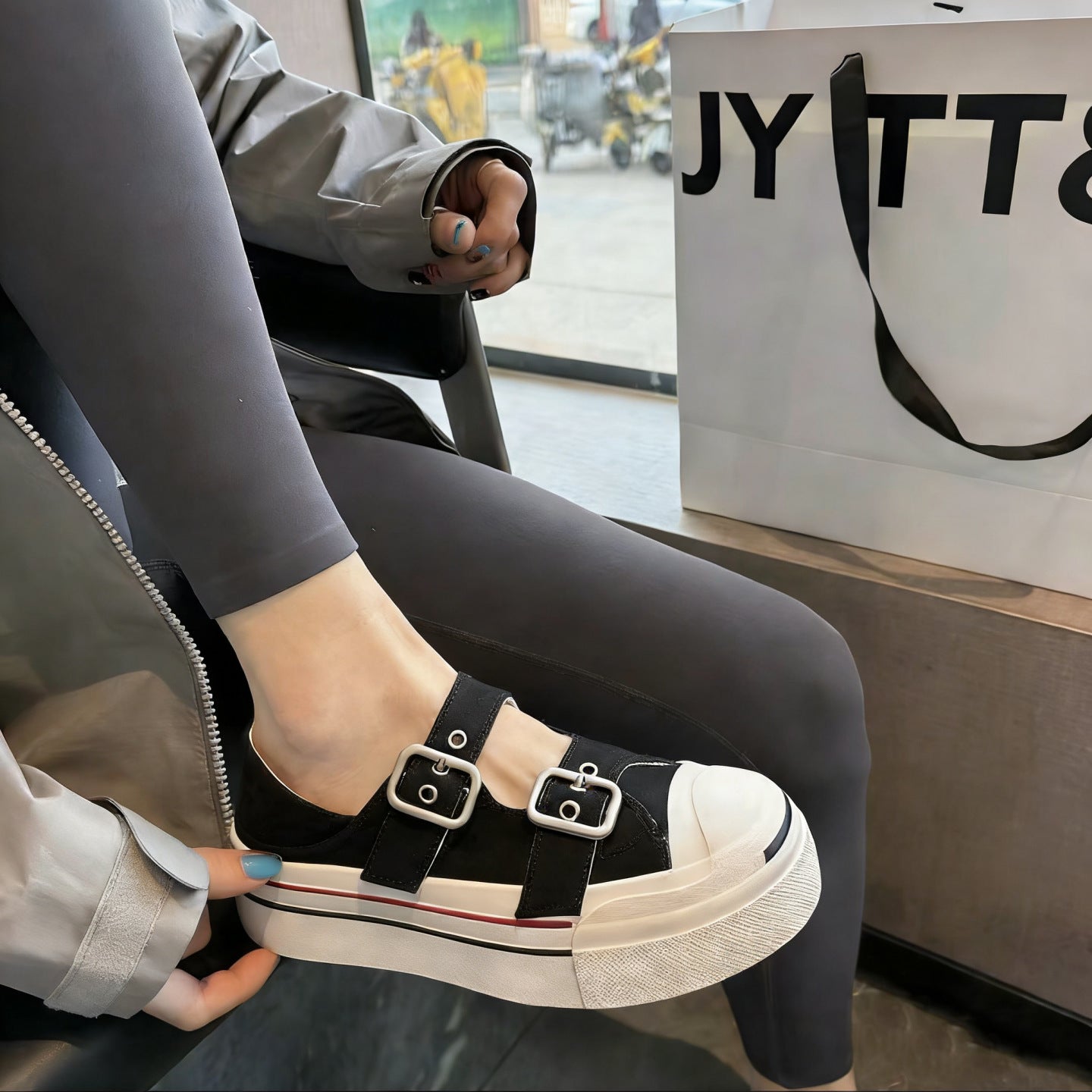 Damen Plateauslipper mit verstellbarem Riemchen und geschlossenen Zehen R&B