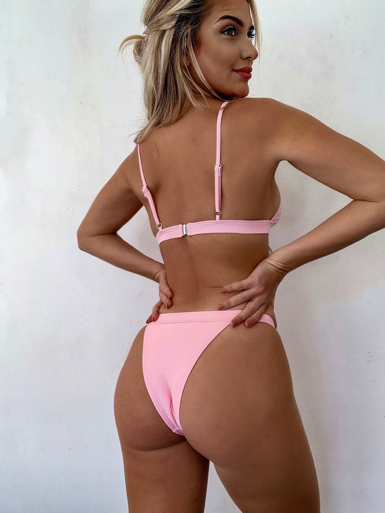 Damen Triangel-Bikini mit elastischen Trägern und verstellbarem Hosenbund